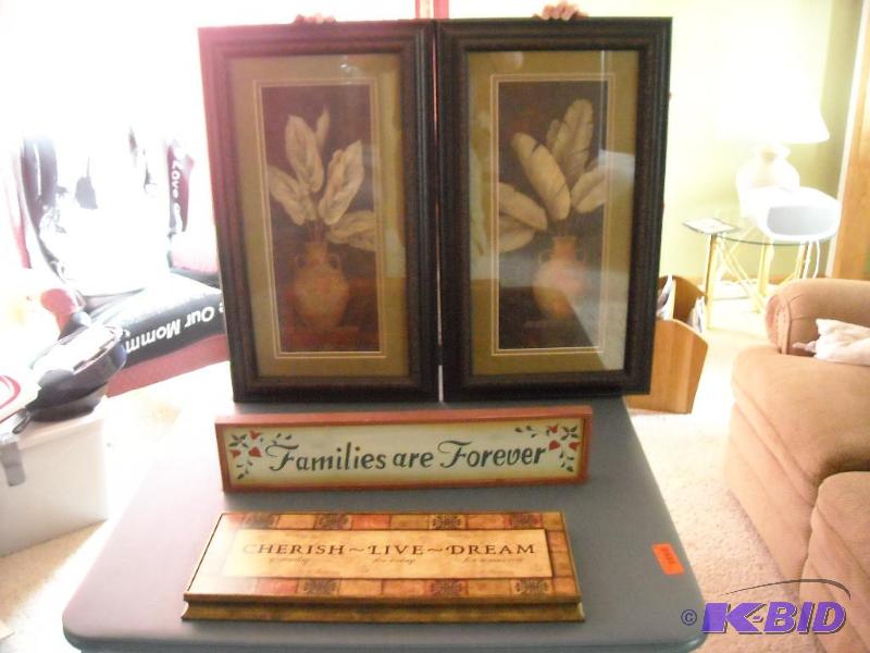 lot 210 image: Wall decorations
