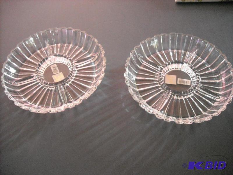 lot 215 image: 2 Crystal Clear serving dishes