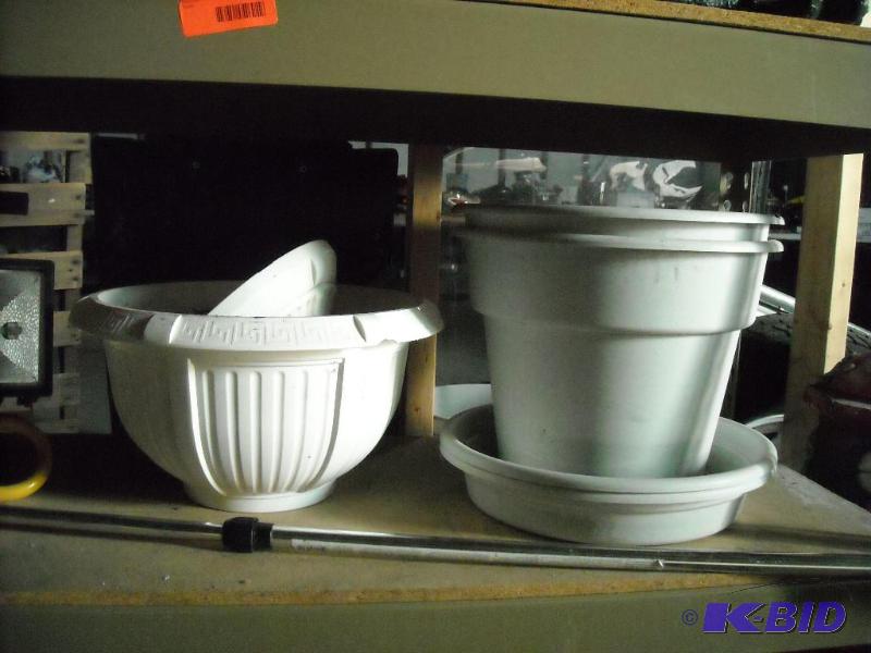 lot 252 image: flower pots, light and water hose attachment