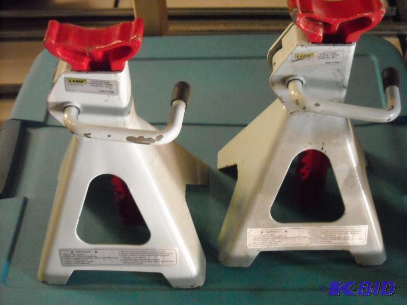 lot 256 image: 2 jack stands