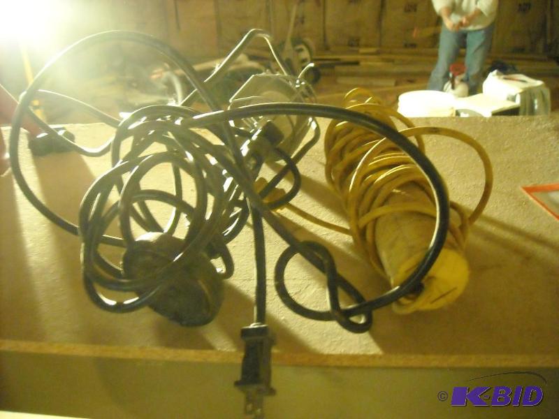lot 280 image: 2 trouble lights, 1 flouresant bulb