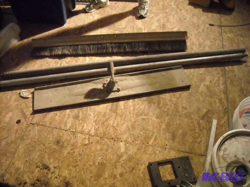lot 305 image: Concrete tools