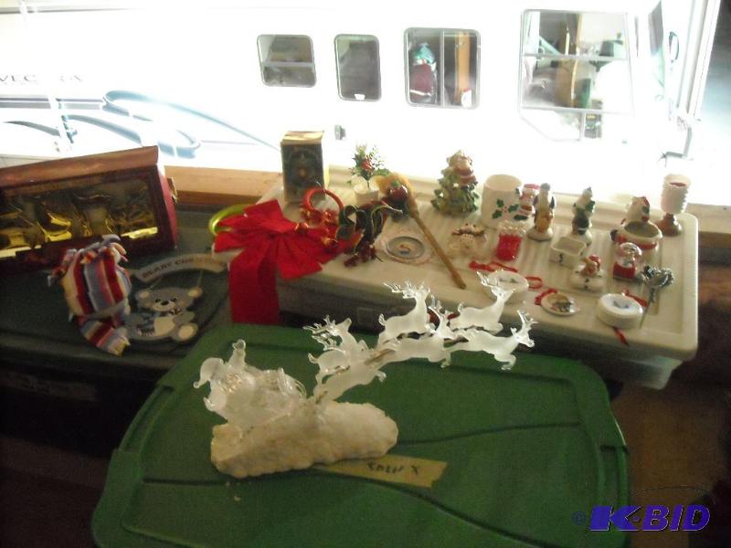 lot 322 image: misc xmas stuff