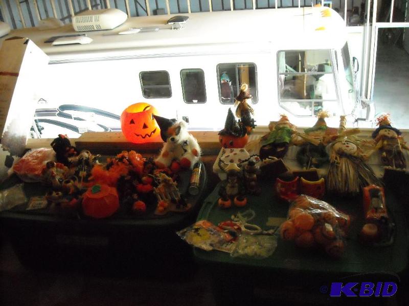 lot 326 image: misc halloween decorations