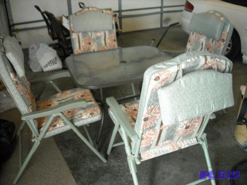 lot 358 image: Patio and 4 chair table set