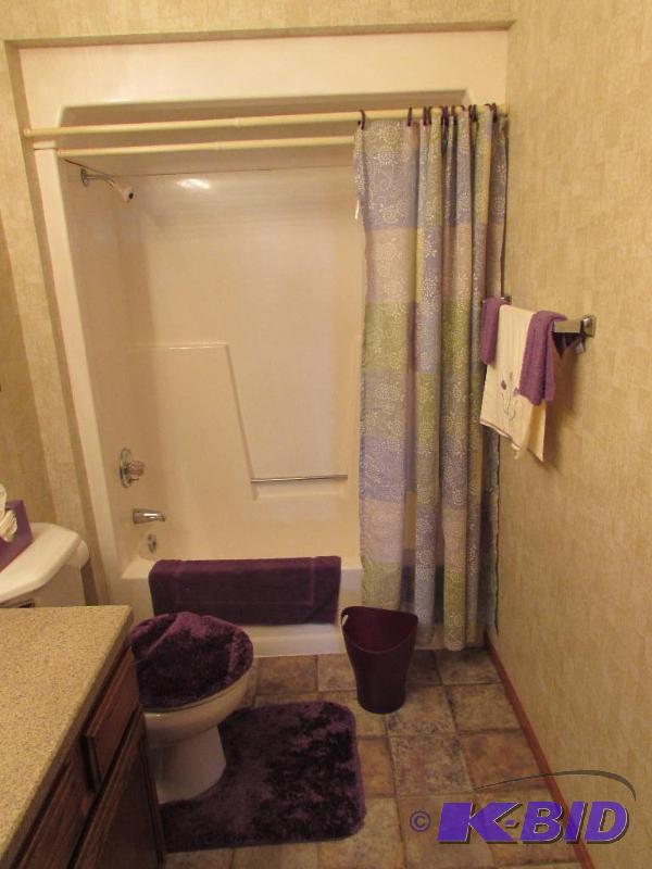 lot 376 image: Bathroom Items