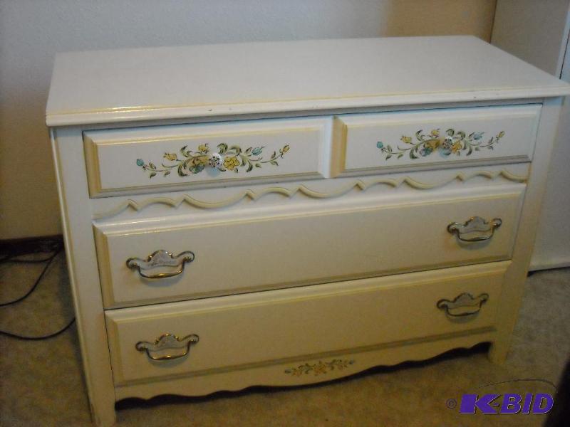lot 38 image: Chest of Drawers