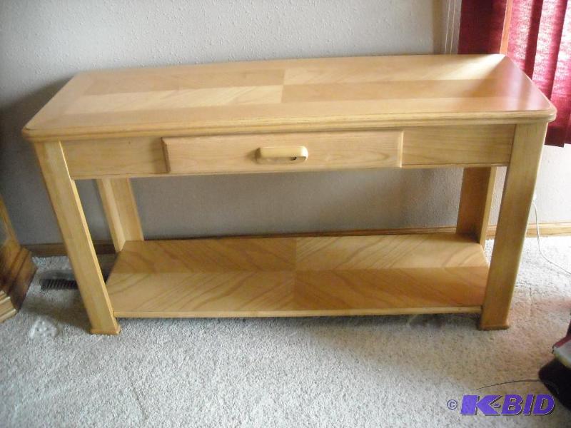 lot 5 image: Sofa Table