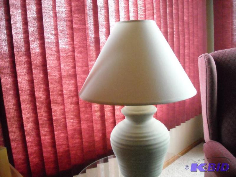 lot 6 image: Lamp