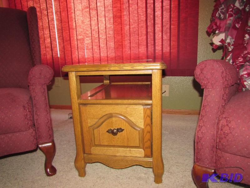lot 8 image: End Table