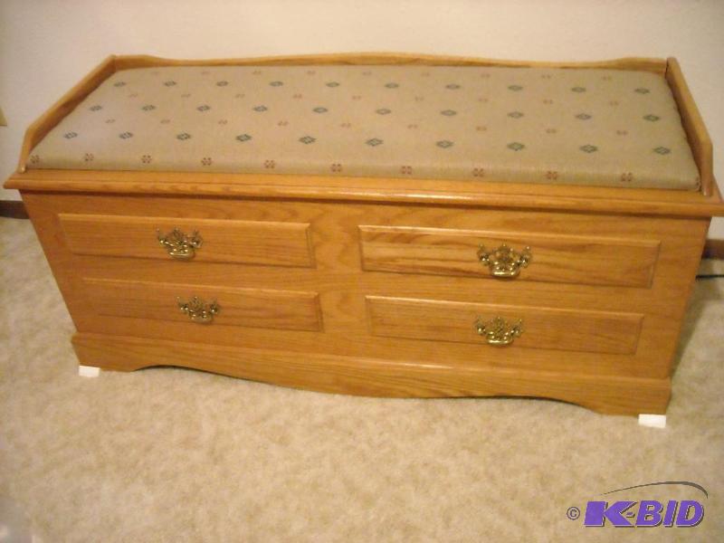 lot 91 image: Oak cedar chest with cushion