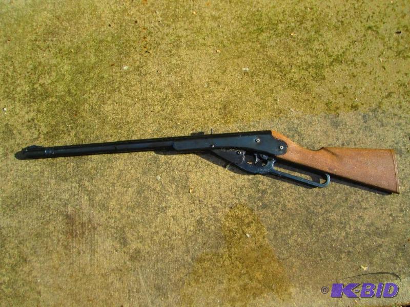 lot 101 image: Daisey BB gun...