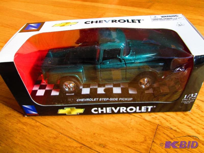 lot 11 image: Chevrolet side step pickup 132 scale die cas...