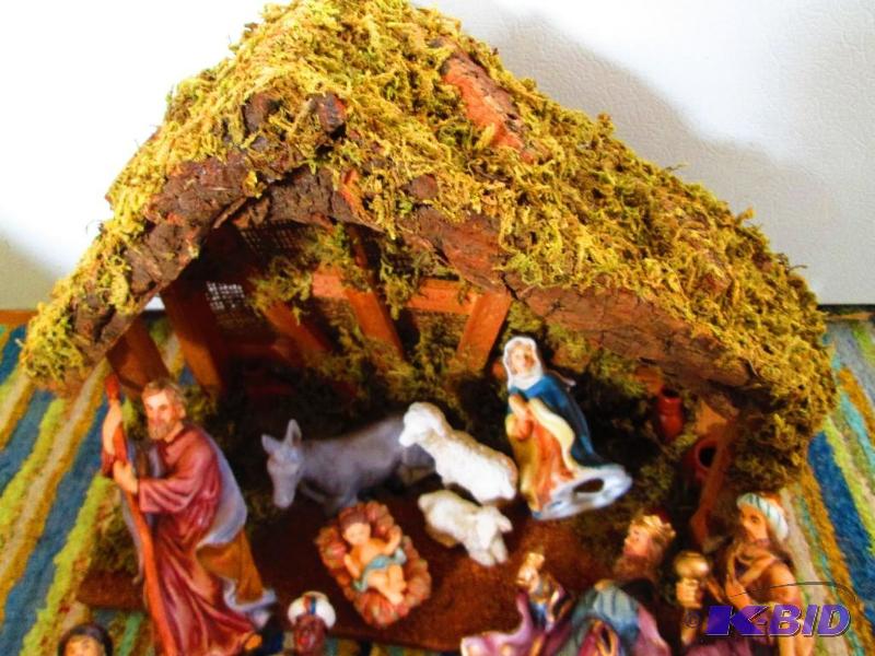 lot 27 image: Nice Nativity scene with several figures and ...