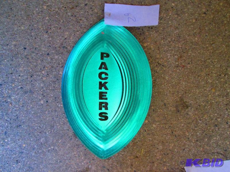 lot 29 image: Green Bay Packers wind spinner, green...