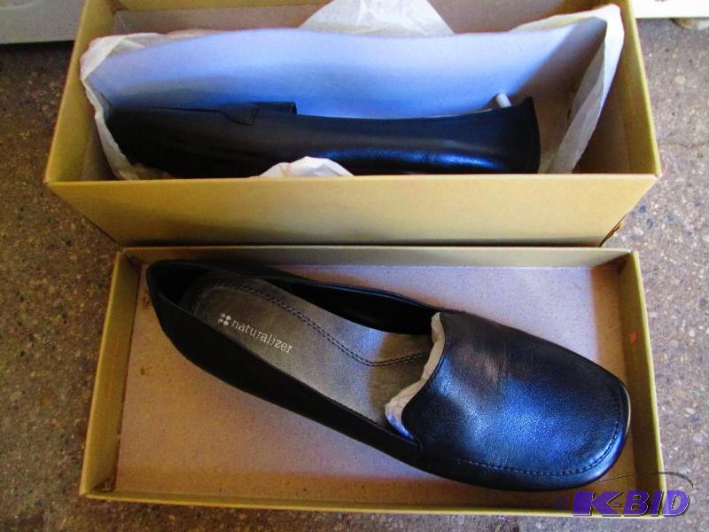 lot 36 image: Pair of NEW Naturalizer Hambleton black shoes...