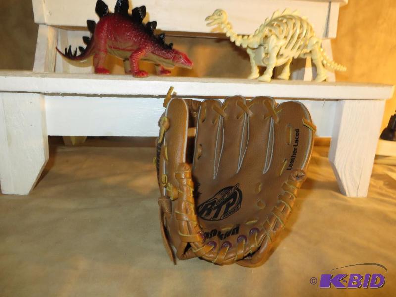 lot 121 image: Kids MITT -- 2 Dinosaurs one STANDS STILL, the other one Walks (kinda)