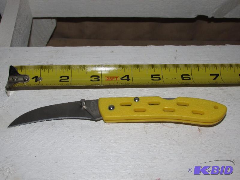 lot 144 image: Single Blade Pocket Knife with Belt Clip
