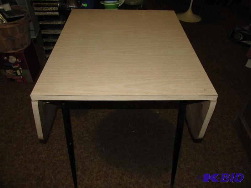 lot 176 image: Drop Leaf Kitchen Table