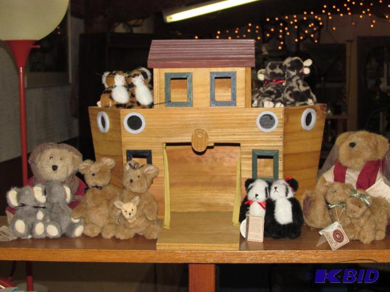 lot 178 image: BOYDS BEARS - NOAHS ARK -- Ark, Mr & Mrs Noah, 6 Sets of Animals