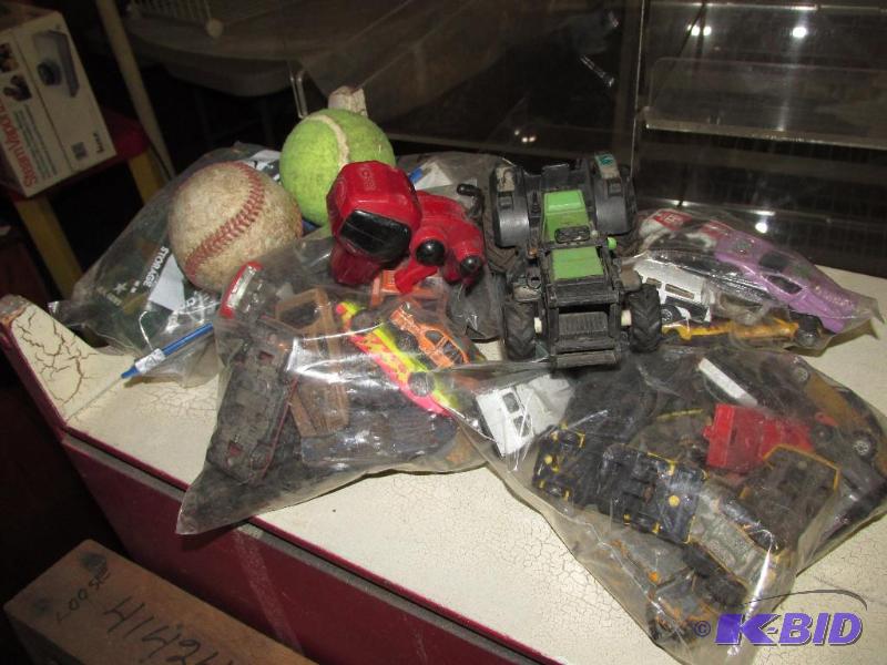 lot 190 image: 5 BAGGIES of Sand Box TOYS  a few others