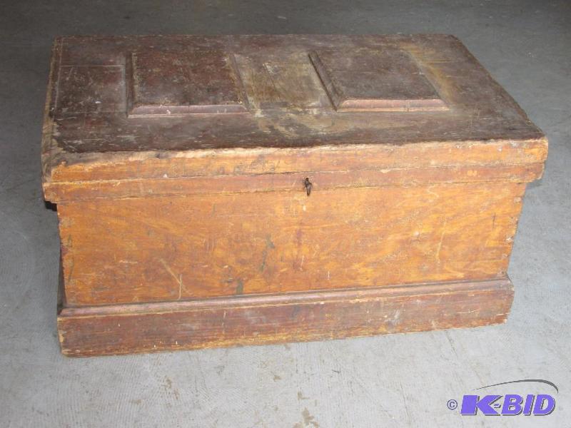 lot 204 image: Antique WOODWORKERS CHEST