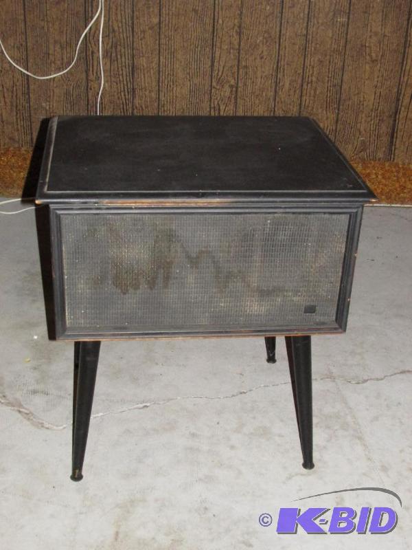 lot 212 image: VINTAGE STEREO - great project piece or - LEAVE AS IS