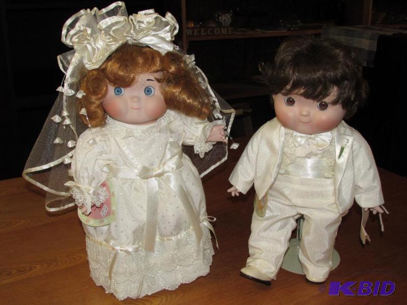 lot 216 image: VINTAGE AND COLLECTIBLE Goebel (Hummel) Bride and Groom Dolls