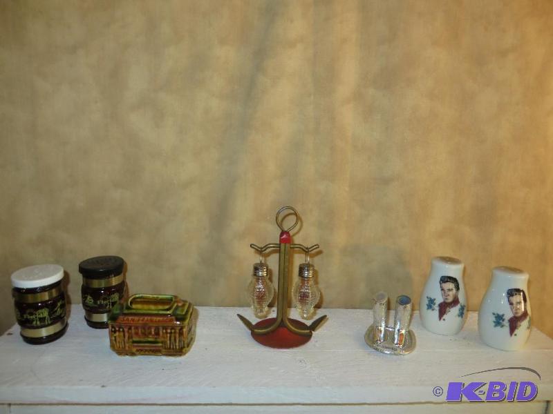 lot 23 image: BUNCHES of Salt & Peppers (including ELVIS)