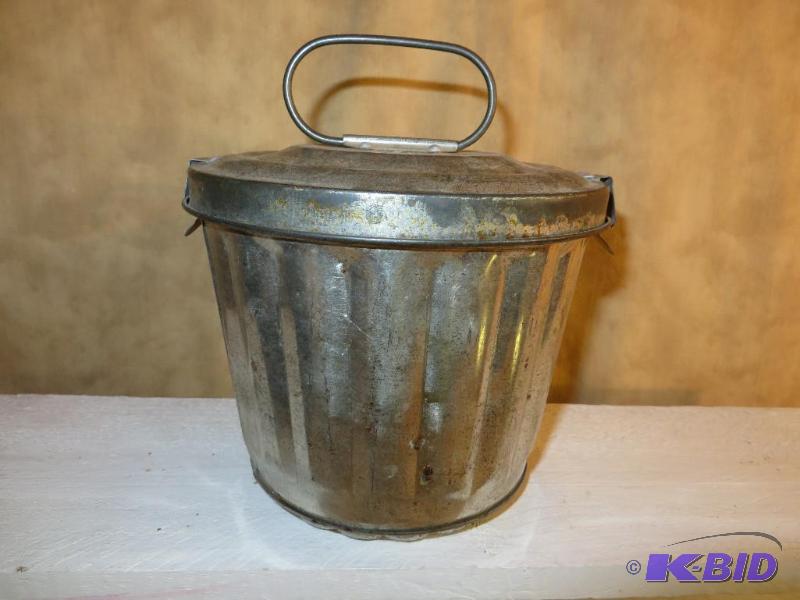 lot 25 image: VINTAGE MEDIUM PUDDING BAKER