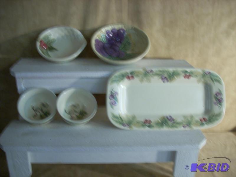 lot 276 image: Group of matching Bowls and Plates