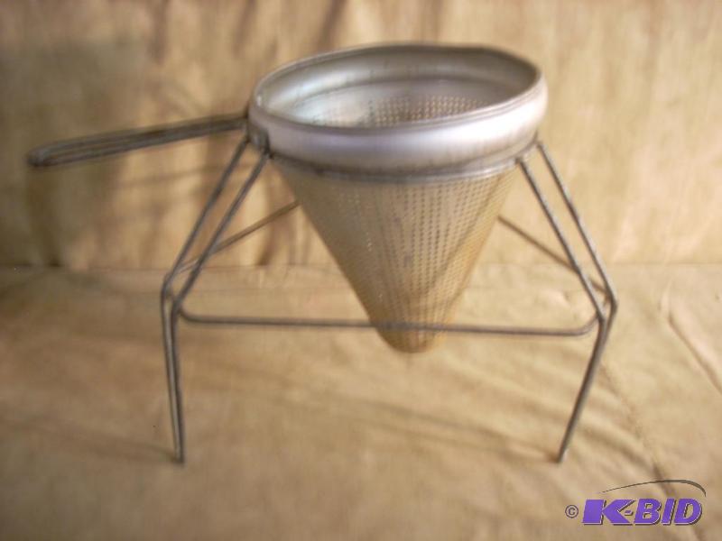 lot 279 image: Vintage Colander with Stand
