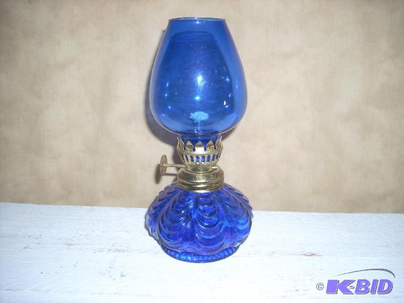 lot 281 image: Small Vintage Oil Lamp