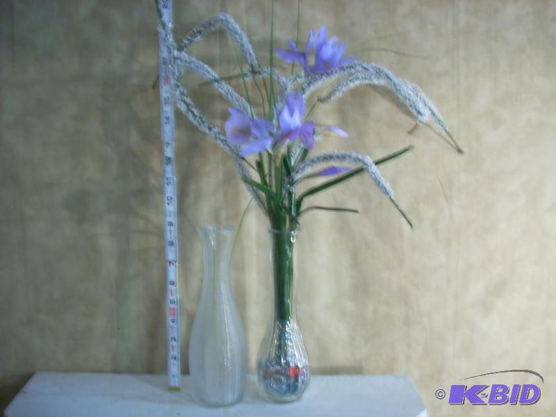 lot 286 image: Two Bud Vases