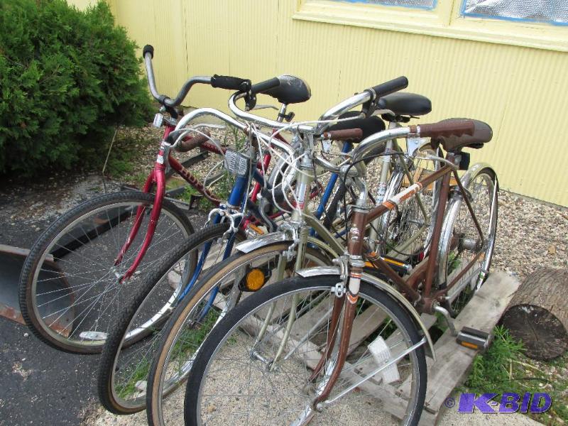lot 301 image: A VARIETY OF 4 BIKES - FOR PARTS OR REPAIR