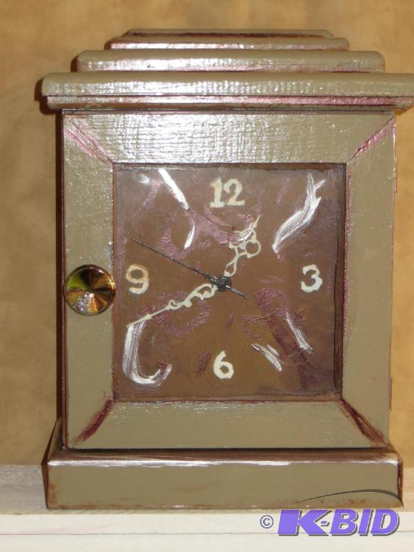 lot 34 image: Interesting ARTSY CLOCK