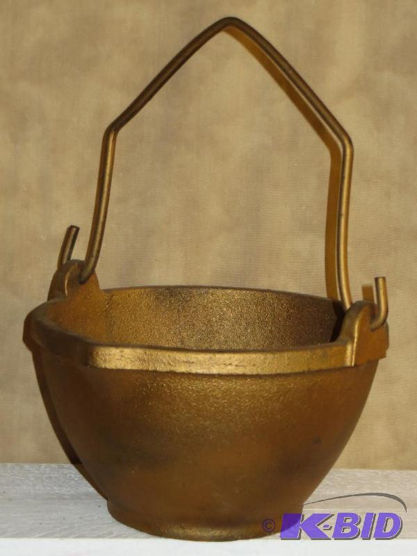 lot 41 image: Cast Iron Smelting Pot