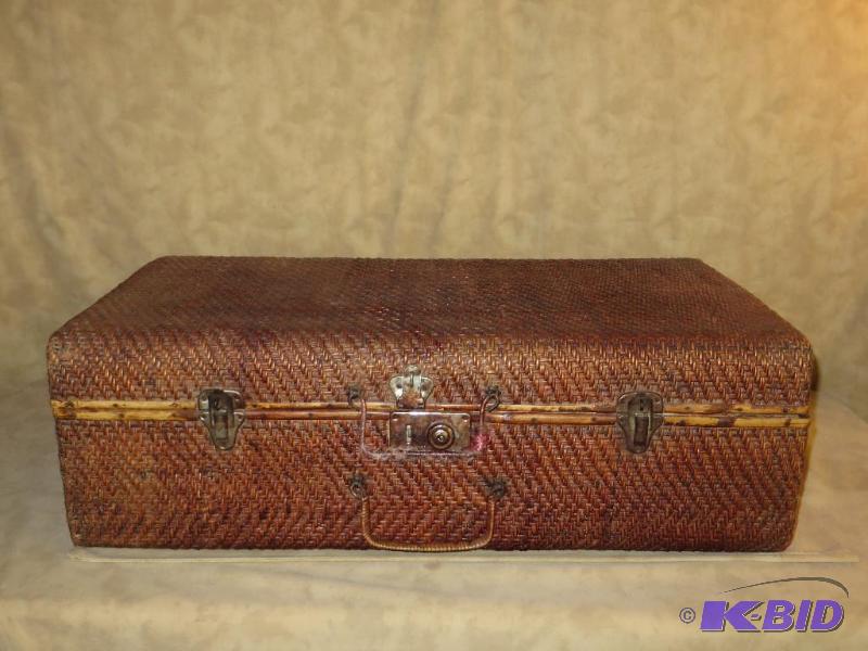 lot 50 image: Vintage Woven Straw Suitcase