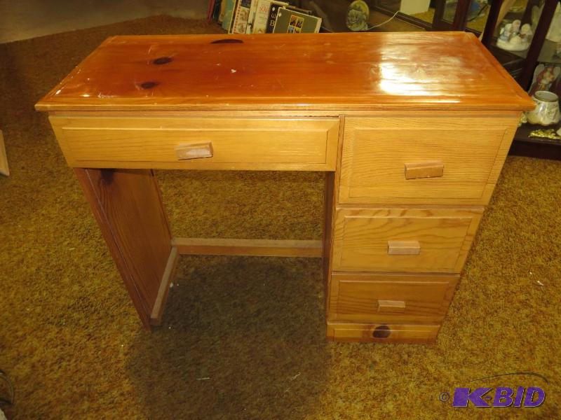 lot 70 image: Small Desk