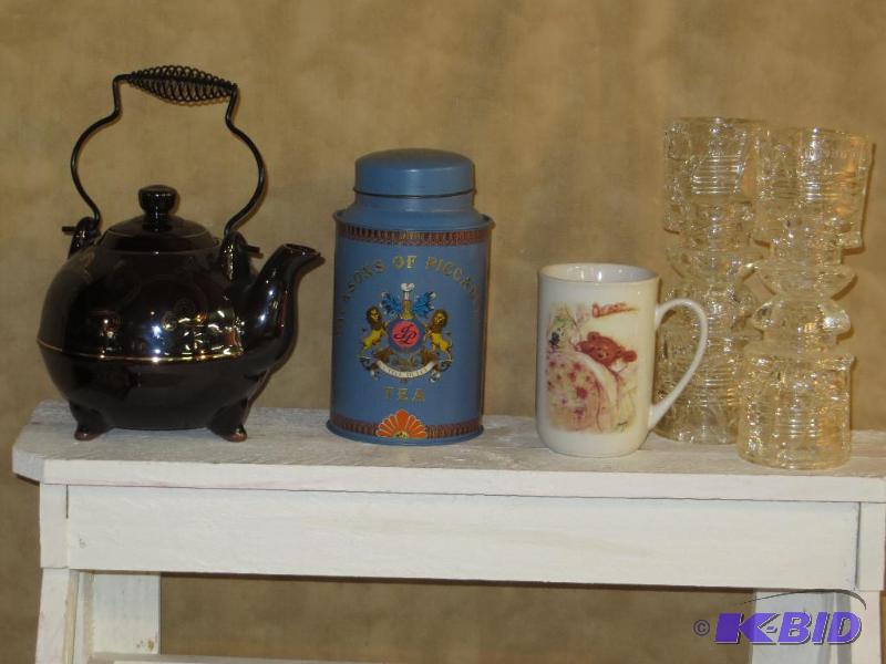 lot 87 image: Grouping of Home Decor