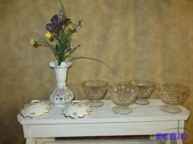 lot 91 image: Grouping of Home Decor
