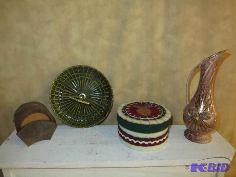 lot 95 image: Selection of home decor items