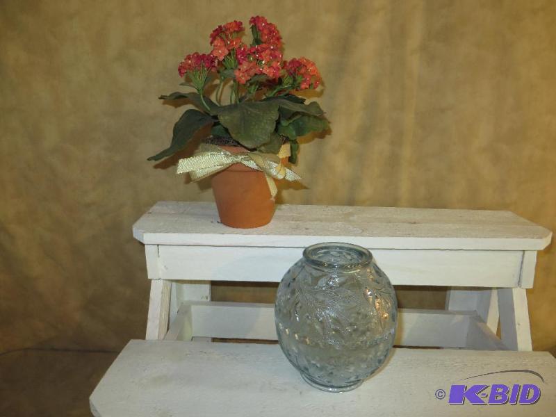 lot 96 image: PartyLite Light-blue Candle Holder - NEW