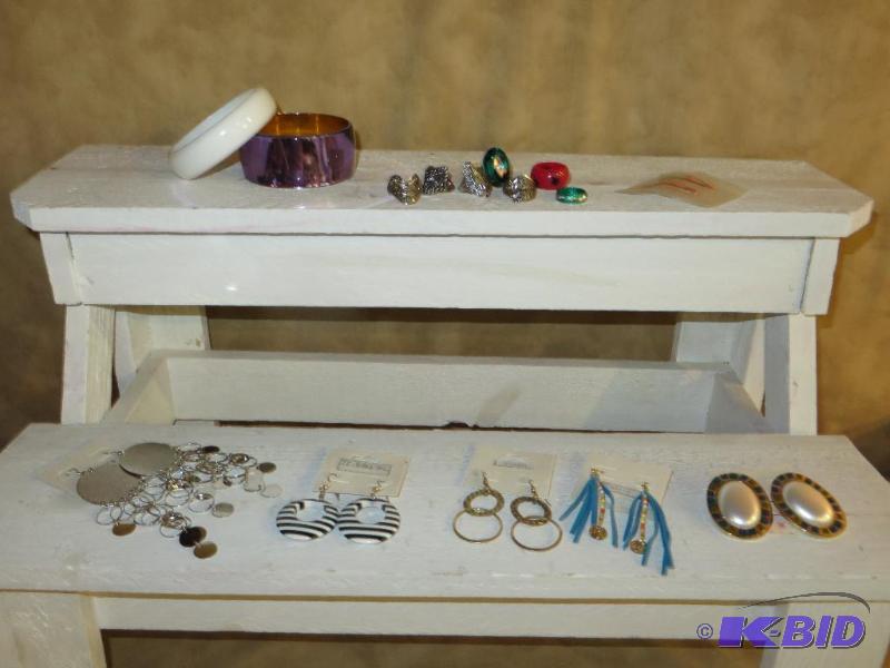 lot 98 image: Jewelry Selection