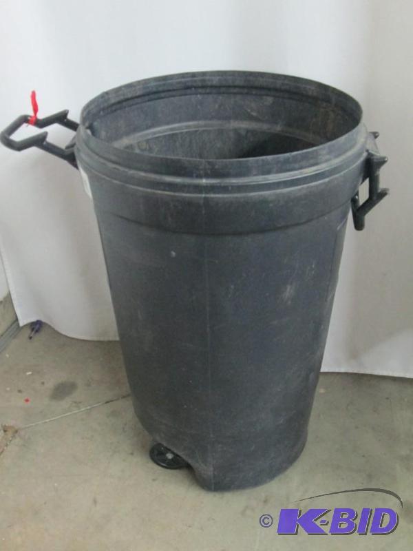 Rubbermaid Garbage Can