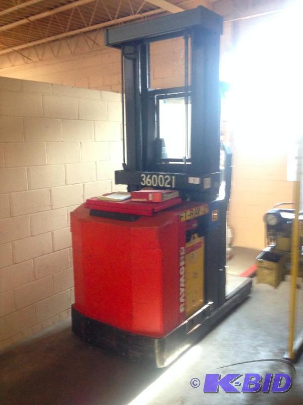 lot 1 image: Raymond 24v electric cherry picker forklift. ...