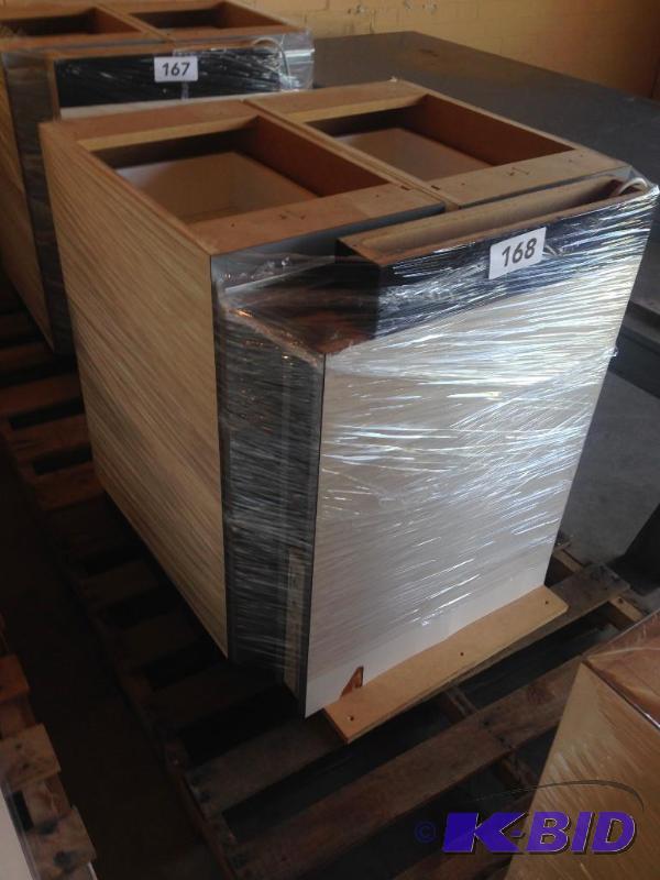 lot 168 image: Work bench with 2 drawer units and center sup...