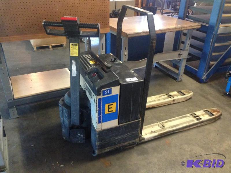 lot 17 image: Crown 24v electric pallet jack. 4000 lb capac...