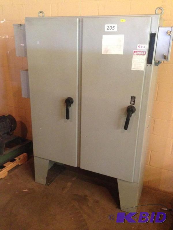 lot 205 image: Large electrical box....