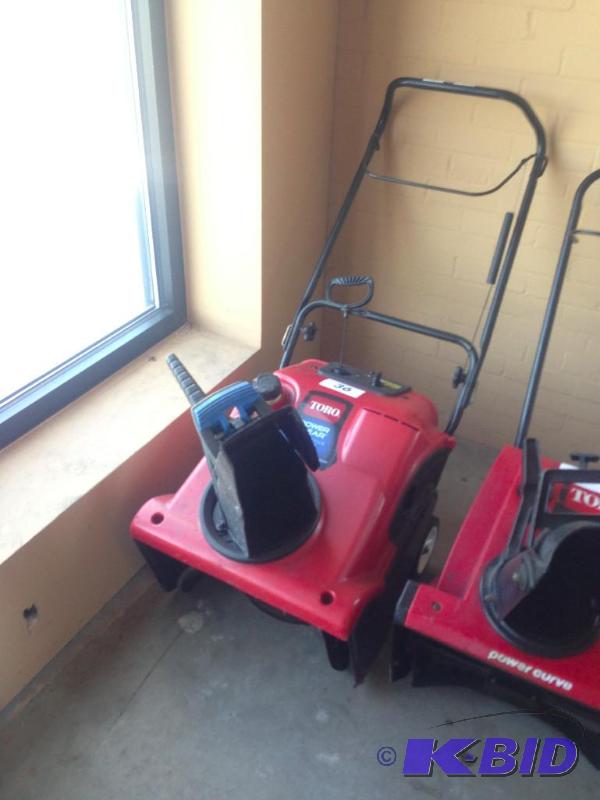 lot 36 image: Toro 21" snow blower. Motor has compress...